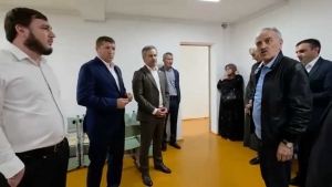 Руководство Ботлихского района совместно с представителями Гильдии провело для депутата Госдумы осмотр Тлохской СОШ после капремонта