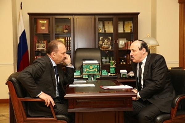Михаил Мень и Рамазан Абдулатипов обсудили развитие сферы строительства и ЖКХ Республики Дагестан