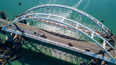 Строители завершили укладку дорожного покрытия на Крымском мосту