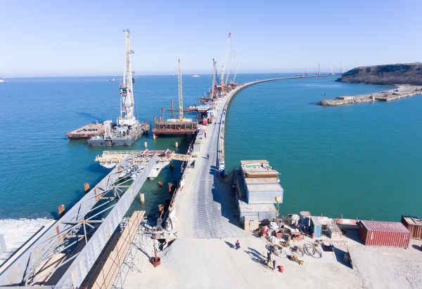 Началось бетонирование фарватерной опоры Крымского моста